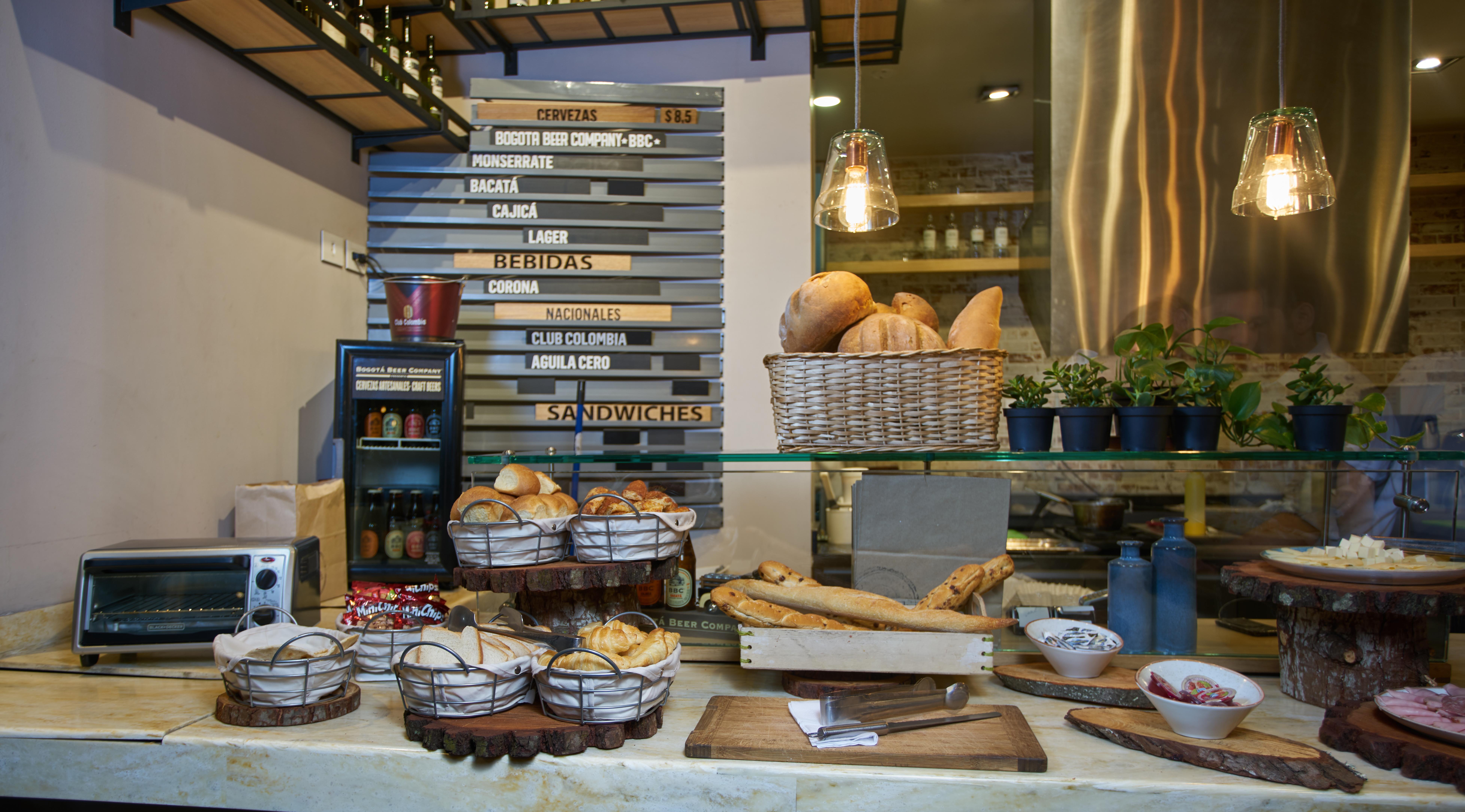 Hotel 100 Luxury Suites By Preferred Bogota Luaran gambar A typical display at a Spanish bakery