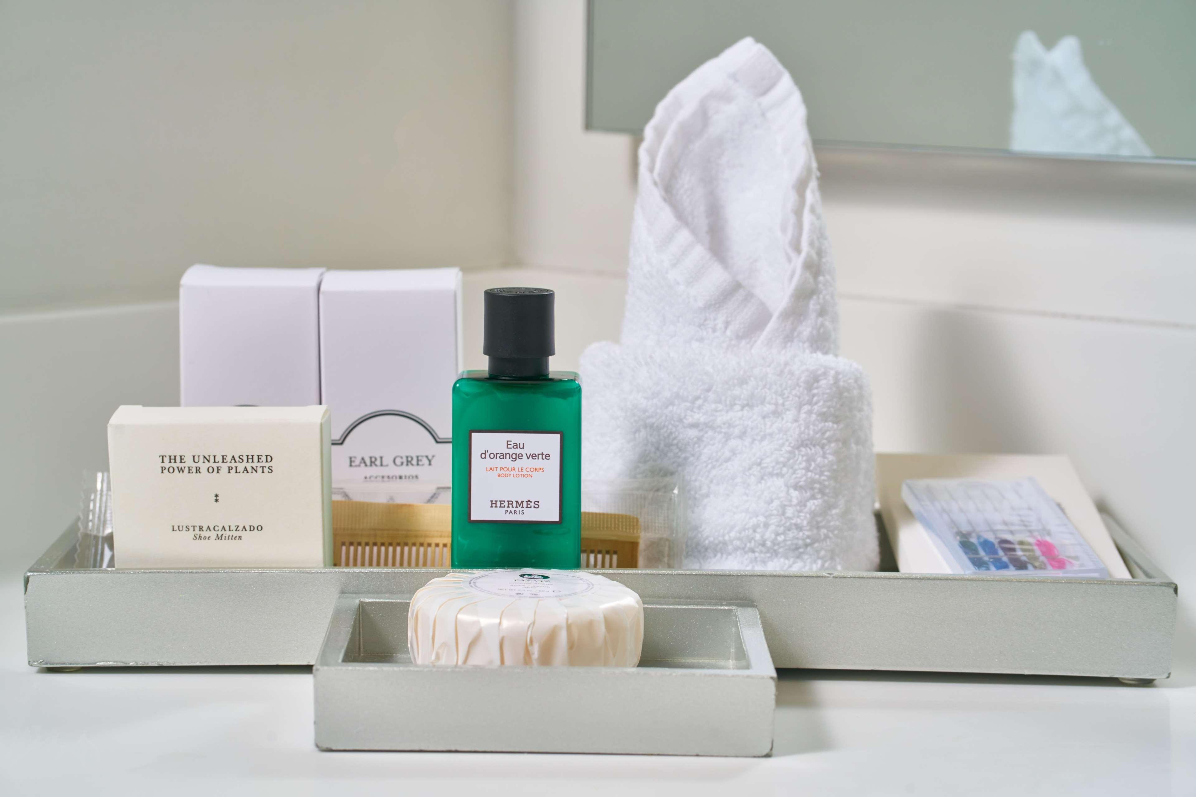 Hotel 100 Luxury Suites By Preferred Bogota Luaran gambar A selection of toiletries