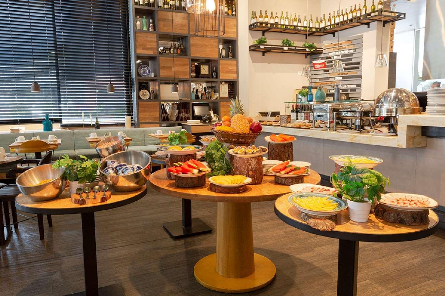 Hotel 100 Luxury Suites By Preferred Bogota Luaran gambar A buffet at a restaurant