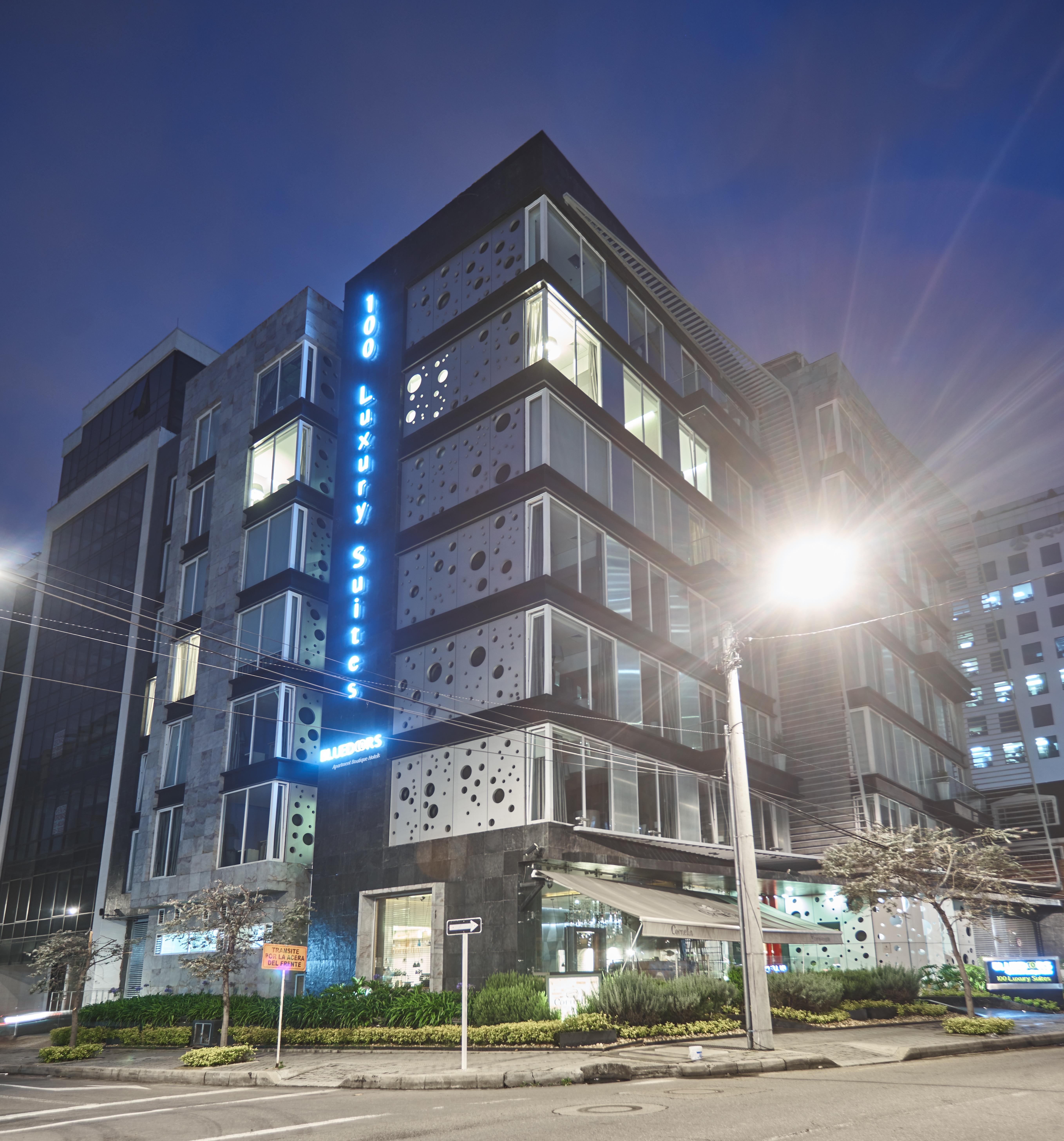 Hotel 100 Luxury Suites By Preferred Bogota Luaran gambar The hotel at night