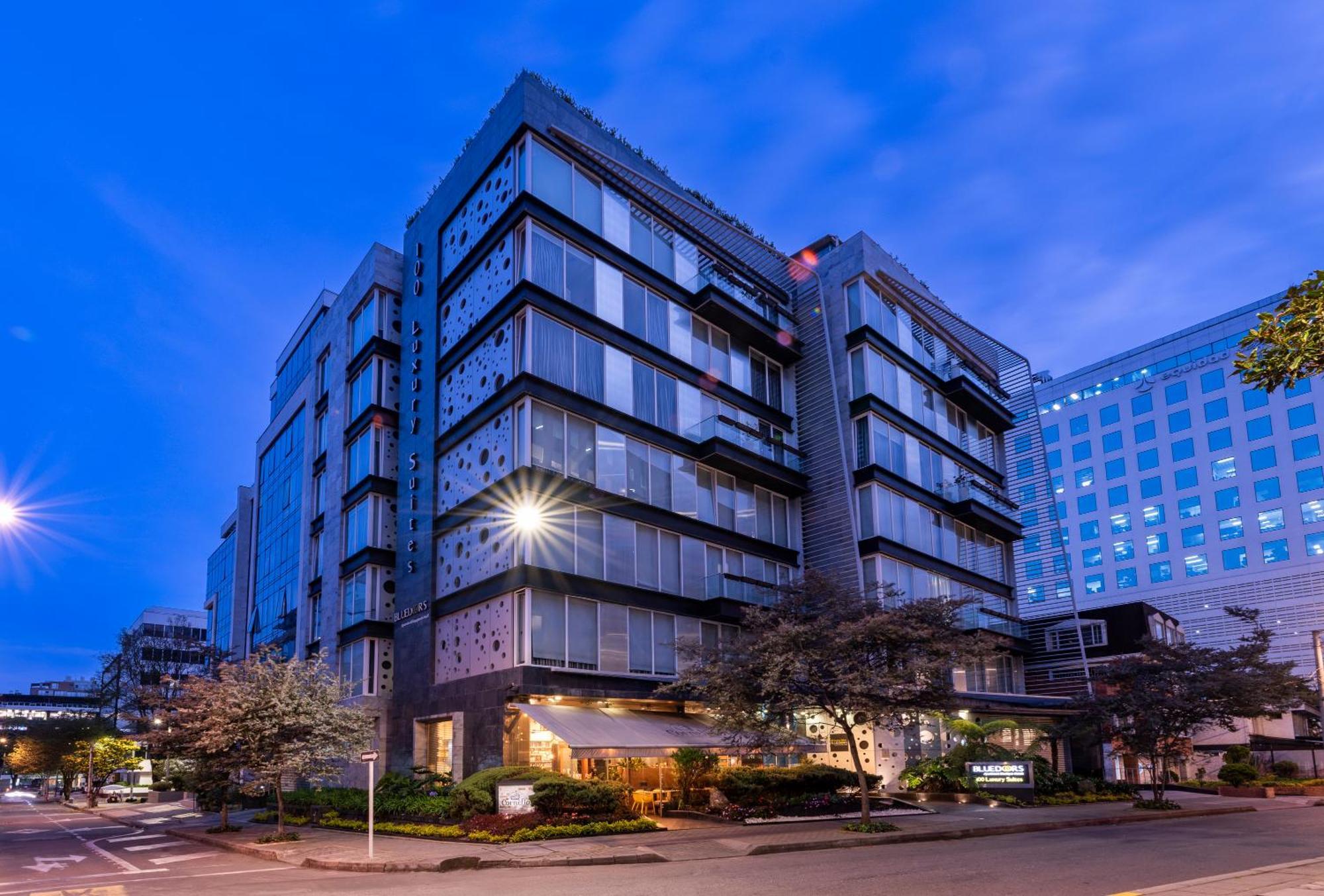 Hotel 100 Luxury Suites By Preferred Bogota Luaran gambar The hotel at night