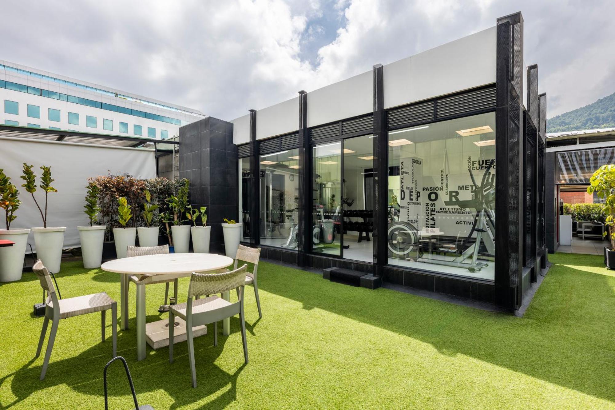 Hotel 100 Luxury Suites By Preferred Bogota Luaran gambar The gym at the top of the building