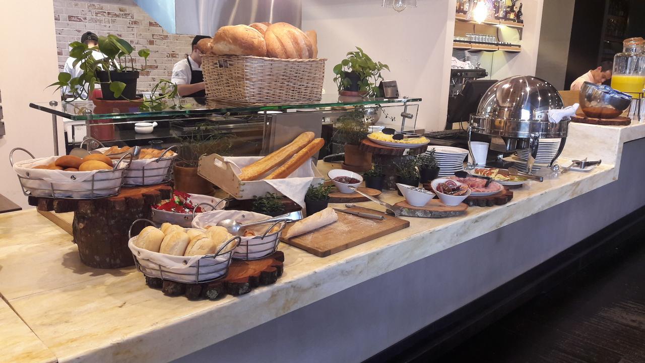 Hotel 100 Luxury Suites By Preferred Bogota Luaran gambar A buffet at a hotel