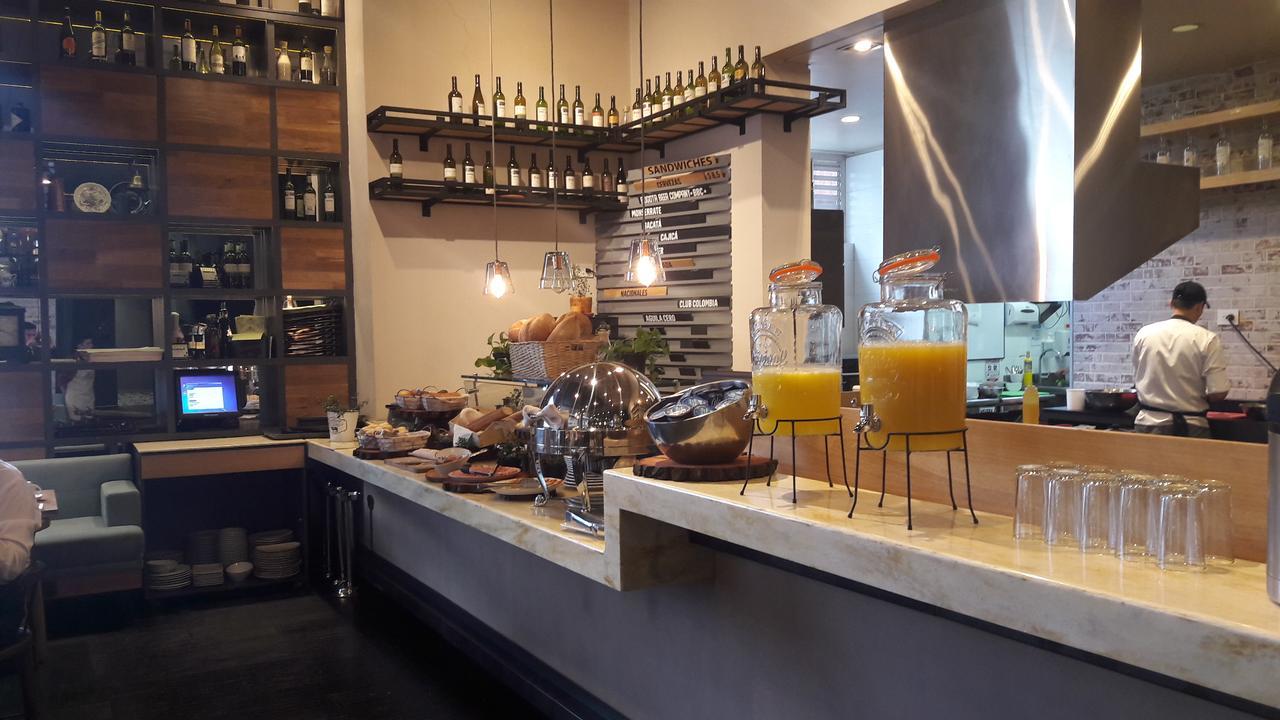 Hotel 100 Luxury Suites By Preferred Bogota Luaran gambar The bar at the restaurant
