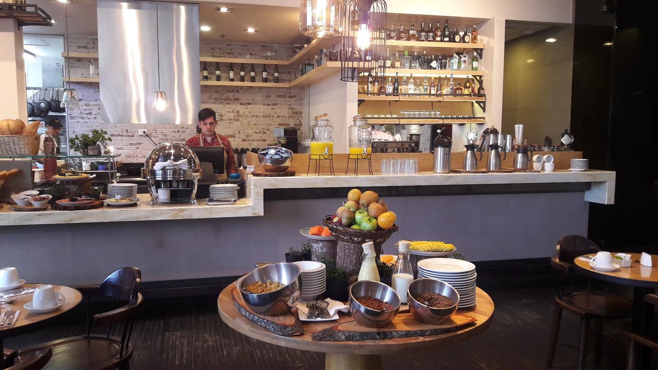 Hotel 100 Luxury Suites By Preferred Bogota Luaran gambar The bar at the restaurant