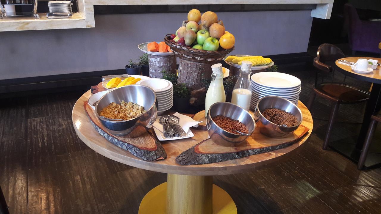 Hotel 100 Luxury Suites By Preferred Bogota Luaran gambar A selection of breakfast cereals
